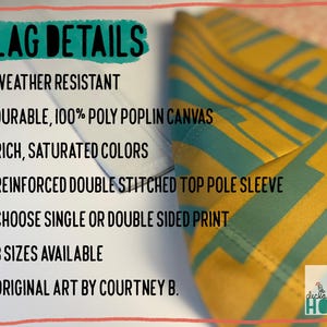 Peut inclure: Gros plan sur un drapeau avec un motif g&eacute;om&eacute;trique jaune et sarcelle. Les d&eacute;tails du drapeau incluent la r&eacute;sistance aux intemp&eacute;ries, une toile de poly popeline durable, des couleurs riches, un manchon de poteau renforc&eacute; et l'impression recto ou verso. 3 tailles disponibles.