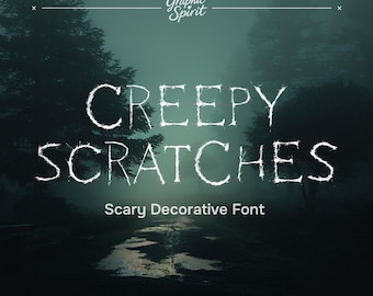 Puede incluir: Diseño gráfico digital con las palabras "CREEPY SCRATCHES" en una fuente blanca y desgastada. El texto se establece sobre un fondo de bosque oscuro y brumoso. También se incluyen las palabras "Scary Decorative Font".