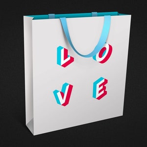 Puede incluir: Una bolsa de papel blanca con asas azules y la palabra "LOVE" impresa en la parte delantera en 3D, en letras azules y rojas.