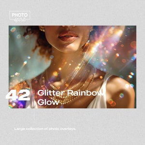 Könnte beinhalten: Das Gesicht einer Frau mit einer goldenen Halskette und einem Regenbogen-Glitzer-Overlay. Der Text "42 Glitter Rainbow Glow" befindet sich in der linken unteren Ecke des Bildes. Große Sammlung von Foto-Overlays.