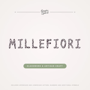 Op de afbeelding: Het woord "MILLEFIORI" wordt weergegeven in een decoratief lettertype met een wervelpatroon. De tekst is donkerpaars tegen een lichte achtergrond. Daaronder staat een groene rechthoek met de tekst "GLASSWORK & ARTISAN CRAFT".