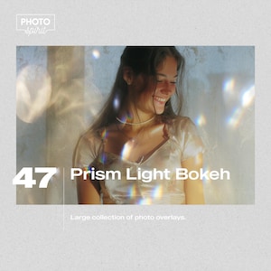 Puede incluir: Imagen con el texto "PHOTO spirit" en la esquina superior izquierda. La imagen presenta a una persona sonriente con efectos de bokeh de luz de prisma. El texto "47 Prism Light Bokeh" se muestra en el centro inferior, con "Large collection of photo overlays" debajo.