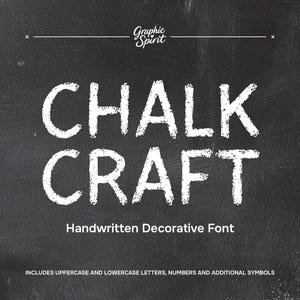 Puede incluir: Texto blanco "CHALK CRAFT" sobre un fondo gris oscuro. Las palabras están en un estilo manuscrito, con el texto "Handwritten Decorative Font" debajo. La imagen también incluye el texto "INCLUDES UPPERCASE AND LOWERCASE LETTERS, NUMBERS AND ADDITIONAL SYMBOLS".
