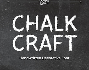 Puede incluir: Texto blanco "CHALK CRAFT" sobre un fondo gris oscuro. Las palabras están en un estilo manuscrito, con el texto "Handwritten Decorative Font" debajo. La imagen también incluye el texto "INCLUDES UPPERCASE AND LOWERCASE LETTERS, NUMBERS AND ADDITIONAL SYMBOLS".