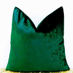 Kelly green velvet pillows hotsell