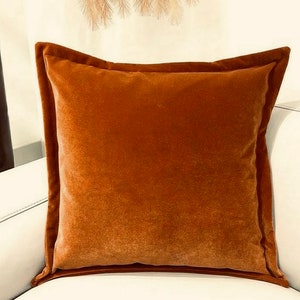Housse de coussin en velours orange brûlé : coussin de luxe à brides