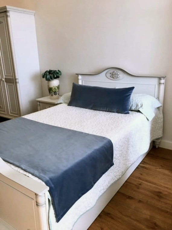 Blue velvet twin bed deals