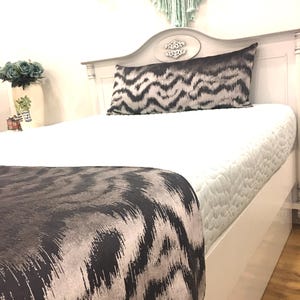 Double-Sided Gray Velvet Bed Runner: Reversible Hotel Bed Scarf