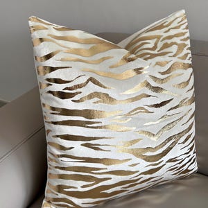 Gold Animal Print Velvet Pillow Cover: Luxury Throw Cushion
