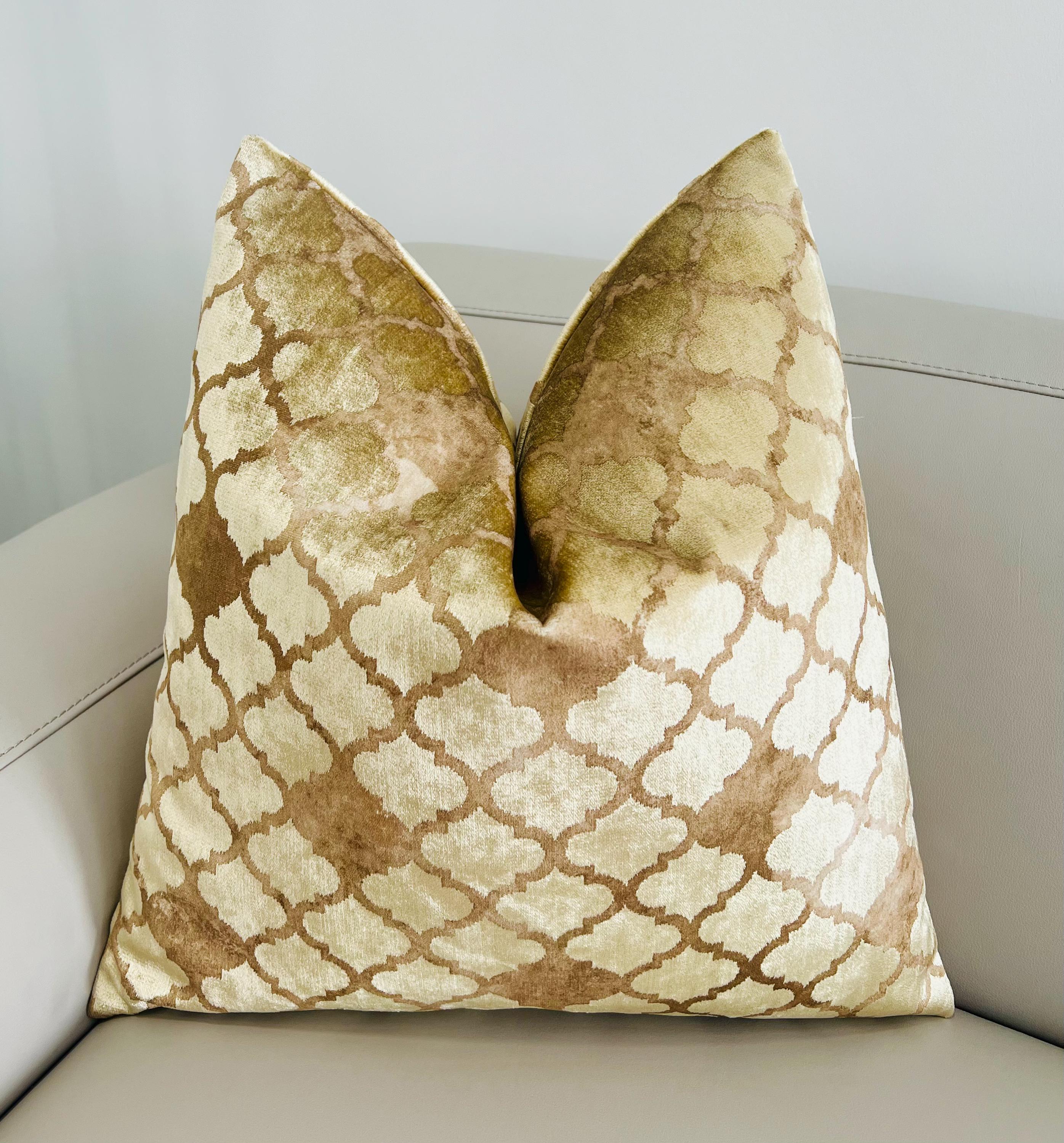 Luxury Velvet Cushion Cover: Pale Gold Patterned Throw Pillow