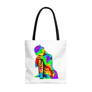 Puede incluir: Una bolsa de tela blanca con asas negras presenta una ilustración colorida de un Buda meditando. El Buda está representado en un esquema de colores arcoíris, con cada parte del cuerpo de un color diferente.