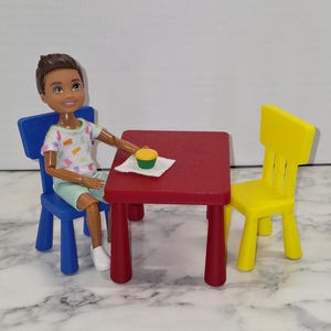 トミー/チェルシーサイズのバービー幼稚園用家具と椅子2脚付き1/6スケールの子供用テーブル