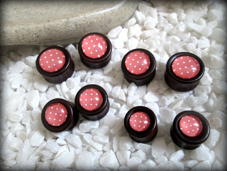 Light pink Polka dot ear plugs tunnels-cabochon ear plugs,wood flesh tunnels,pink ear plugs-retro ear plugs