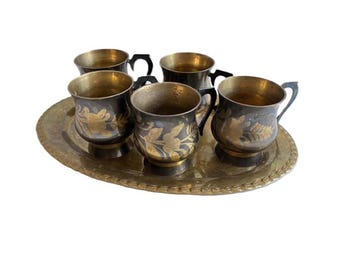 Vintage messing theeservies uit het midden van de eeuw met sierlijk geëtst bloemdessin | India: