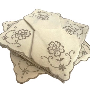 Vintage Hand Embroidered Linen Dinner Napkins – Set of 8 - Mint Condition