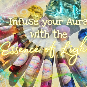 Puede incluir: Una colecci&oacute;n de peque&ntilde;as botellas de vidrio con l&iacute;quidos coloridos y tapas doradas. Las botellas est&aacute;n dispuestas en c&iacute;rculo sobre un fondo colorido con el texto "Infuse your Aura with the Essence of Light!"