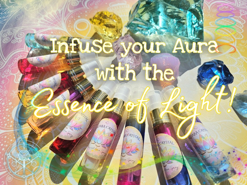 Puede incluir: Una colecci&oacute;n de peque&ntilde;as botellas de vidrio con l&iacute;quidos coloridos y tapas doradas. Las botellas est&aacute;n dispuestas en c&iacute;rculo sobre un fondo colorido con el texto "Infuse your Aura with the Essence of Light!"