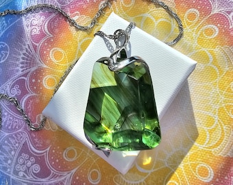 VEL'THYRON - Gardien de la Rivière d'Émeraude | Amulette en Cristal ANDARA | Acier inoxydable | Cristal Andara vert, Taille Fine / Argent | 5D+++++