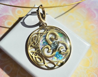 Keltisches WIKINGER Amulett mit hell-blauem Andara Kristall / TRIQUETRA  | Edelstahl  | mit Andara-Rohkristall / Gold 5D+++++