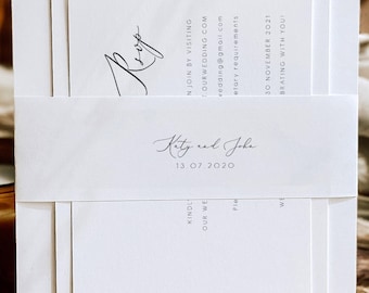 以下が含まれることがあります： シンプルでモダンなデザインの白い結婚式の招待状セット。招待状には「Katy and John」の名前と「13.07.2020」の日付が記載されています。RSVPカードには、ゲストが情報を記入できる空白があります。