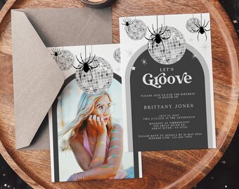 Könnte beinhalten: Eine schwarz-weiße Einladung mit einem Disco-Kugel- und Spinnen-Design. Der Text lautet "Let's Groove" und enthält die Geburtstagsdetails für Brittany Jones. Die Einladung liegt auf einer Holzoberfläche mit einer Kerze.