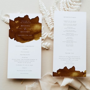 Pode incluir: Programa da cerimônia de casamento com um design de aquarela marrom. O programa inclui os nomes de Melinda e Quinton, a data de 24 de setembro de 2021 e uma lista dos eventos da cerimônia de casamento. O programa da festa de casamento inclui os nomes dos pais da noiva e do noivo, o celebrante, as damas de honra, os padrinhos de casamento, a dama de honra, o portador de alianças e o planejador de casamento.