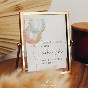 Plantilla de letrero de regalo para baby shower con tarjetas y letreros de revelación de género con globos azules y rosas, delicado letrero imprimible para niño o niña, guirnalda de globos