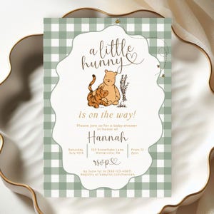 Modello di invito classico per baby shower di Winnie-the-Pooh, invito vintage per cancelleria di Winnie-the-Pooh, download immediato della storia del baby shower a quadretti