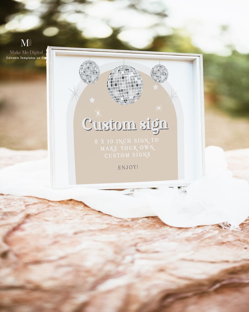 Puede incluir: Un marco blanco con un fondo beige y un cartel que dice "Custom sign 8 x 10 inch sign to make your own custom signs Enjoy!" El cartel est&aacute; decorado con bolas de discoteca plateadas y estrellas.