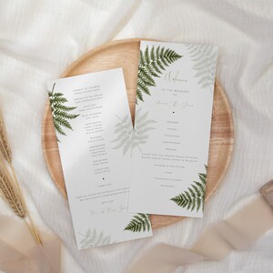 Puede incluir: Un programa de ceremonia de boda con un diseño de helecho verde y blanco. El programa enumera el orden de los eventos para la boda de Love y Jam.