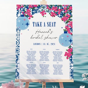 Puede incluir: Un diagrama de asientos imprimible blanco para una despedida de soltera con un borde de patrón de azulejos azul y blanco. El diagrama tiene el texto "Take a Seat" y "Hannah's Bridal Shower" en una fuente rosa y azul. El diagrama está decorado con flores rosas y bolas de discoteca azules. El texto "London | 13.07.2023" está en la parte inferior del diagrama.