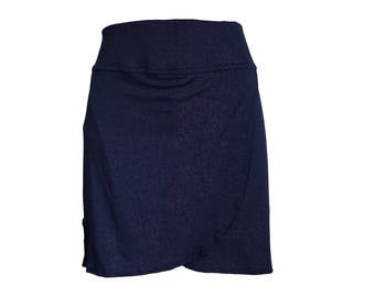 Bleu marine avec une touche d'or métallique : jupe portefeuille imitation golf / course / pickle ball avec short attaché (short de bain)