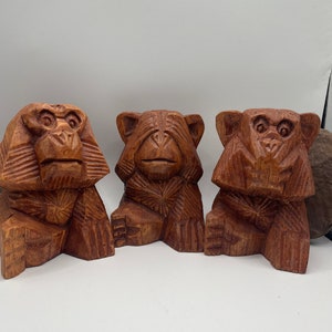 Non vedo il male qui, non parlo male, non parlo male, scimmie