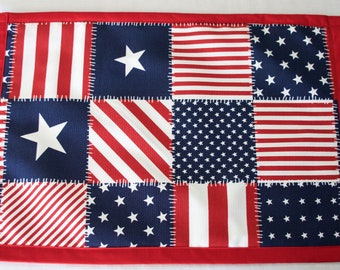 Peut inclure: Un chemin de table patchwork rouge, blanc et bleu sur le thème patriotique. Le chemin de table est fait de différents tissus avec des motifs d'étoiles et de rayures.