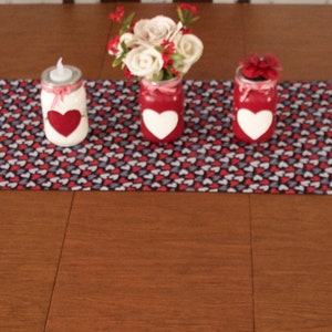 Valentines Table Runner, Heart Table Runner, Valentines Table Decor, Heart Table Decor, Country Valentine Decor,  Country Heart Table Runner