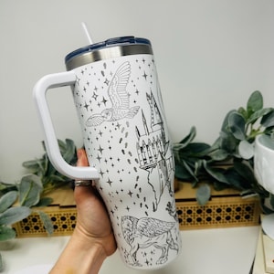 Zauberer Lasergravierter Becher: 40 Unzen Reisebecher mit Griff und Strohhalm