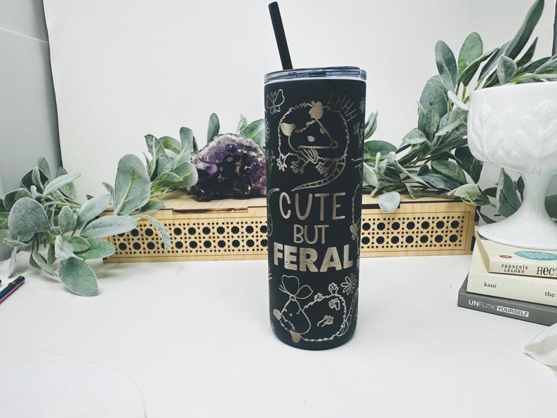 Süße aber wilde Opossum Reisebecher, Opossum Geschenk Lustige Kaffeetasse (20 Unzen dünn) Bild 3