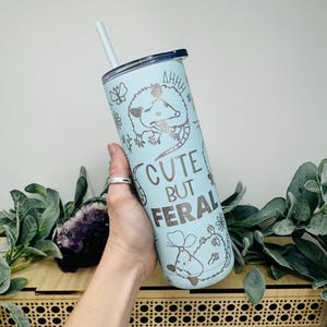 Süße aber wilde Opossum Reisebecher, Opossum Geschenk Lustige Kaffeetasse (20 Unzen dünn) Bild 2