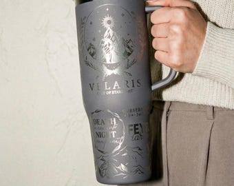 Isolierter Hot & Kalter 40-Unzen-Becher, ACOTA Merch, Velari City Sternenlicht-Geschenk, Schmutzbuch gravierte kundenspezifische Tasse, zu Sternen Nachtgericht