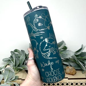 Süße aber wilde Opossum Reisebecher, Opossum Geschenk Lustige Kaffeetasse (20 Unzen dünn) Bild 1