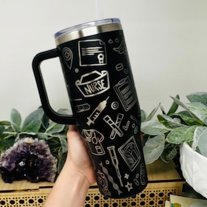 Gobelet gravé pour infirmière : tasse de voyage isolée 40 oz avec anse