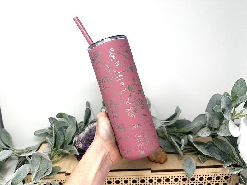 Süße aber wilde Opossum Reisebecher, Opossum Geschenk Lustige Kaffeetasse (20 Unzen dünn) Bild 6