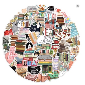 Könnte beinhalten: Eine Sammlung bunter Aufkleber mit Büchern, Katzen und lesebezoogenen Phrasen. Die Aufkleber zeigen Text wie "Read", "Books" und "Book Club" mit verschiedenen Designs und Farben.