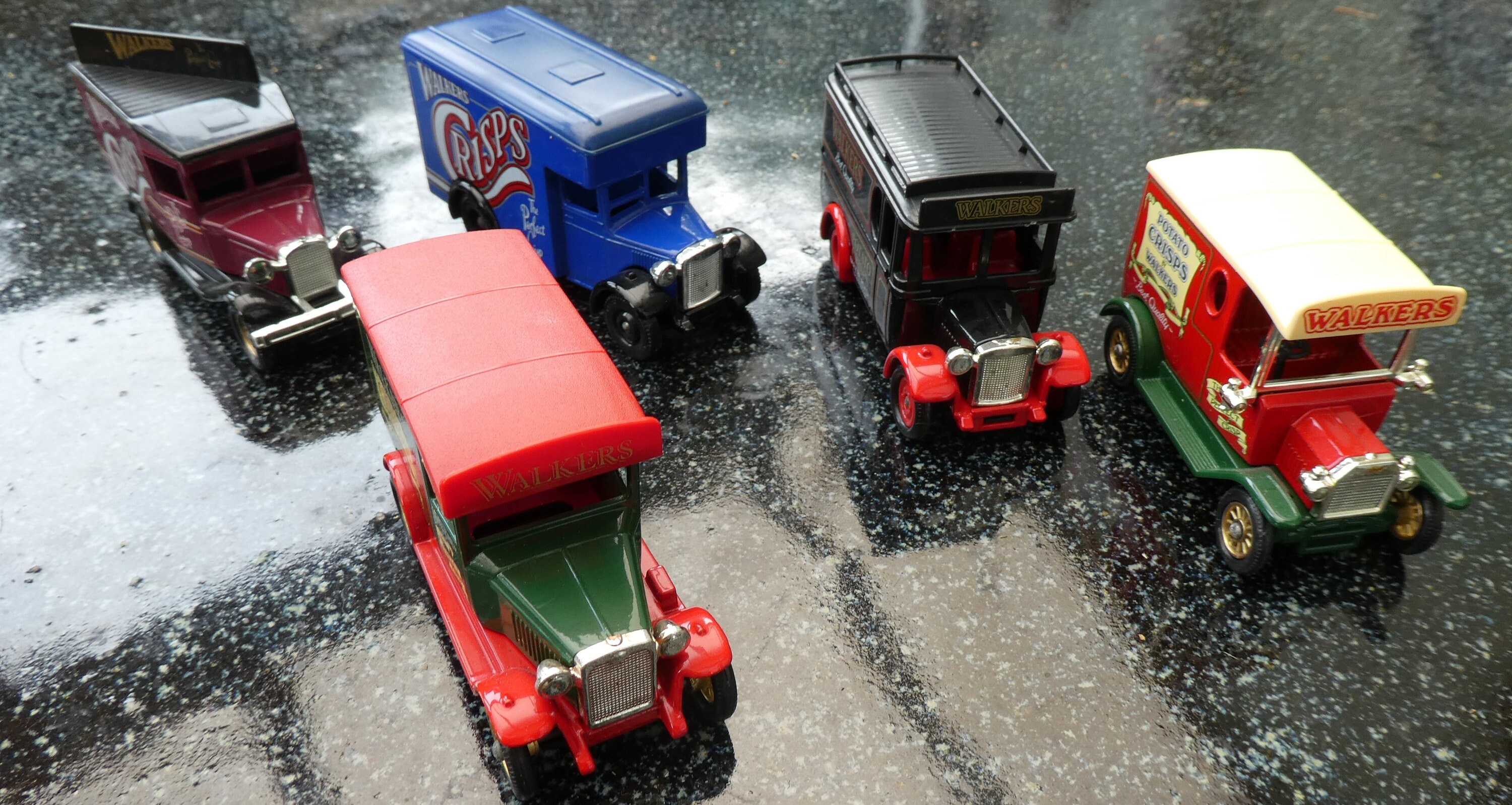 LLEDO PLC Days Gone by Set of 5 Vintage Walkers Crips Vehicle