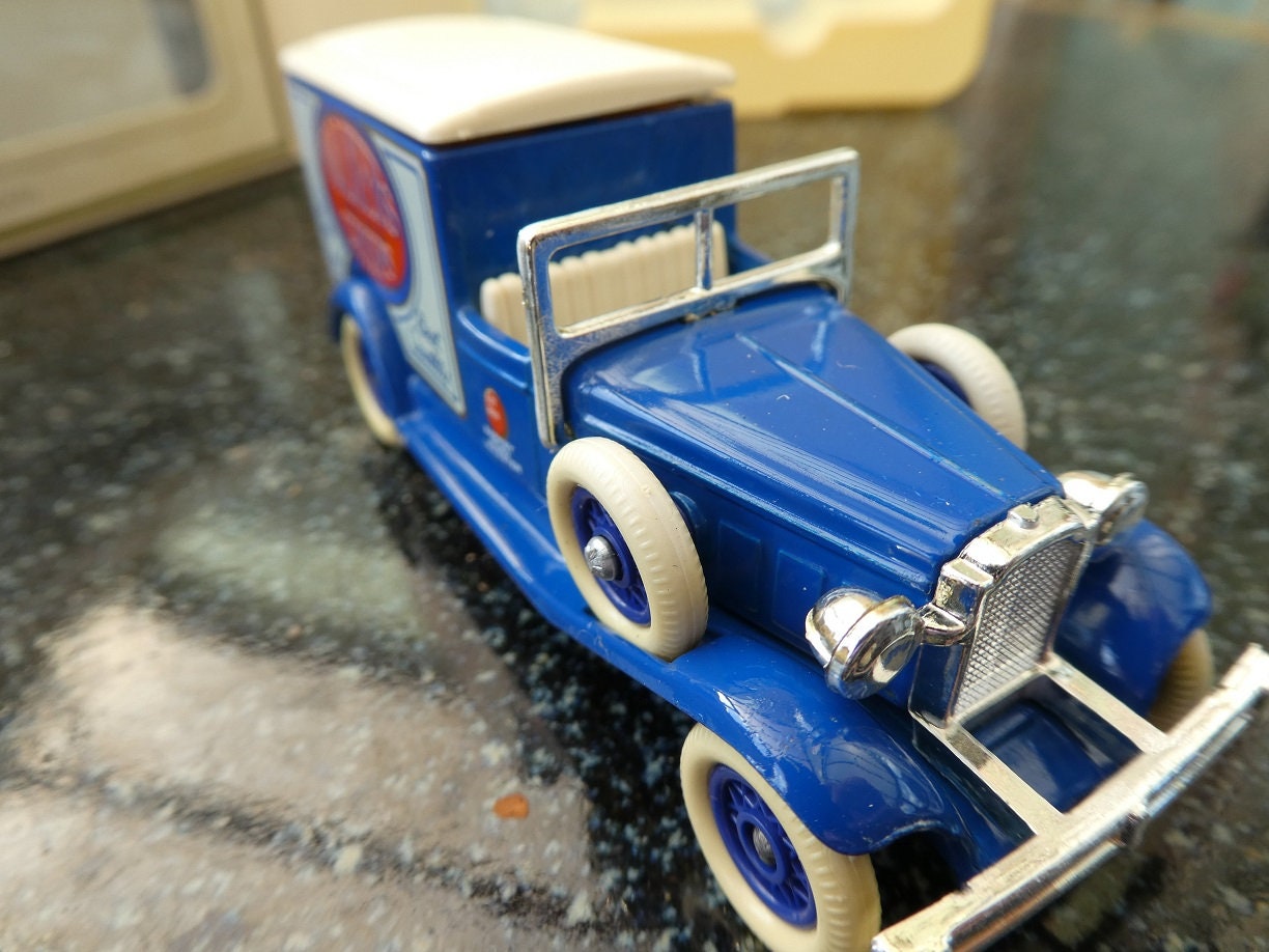 LLEDO PLC Days Gone by Vintage Walkers Crips Lorry Boxed Perfect