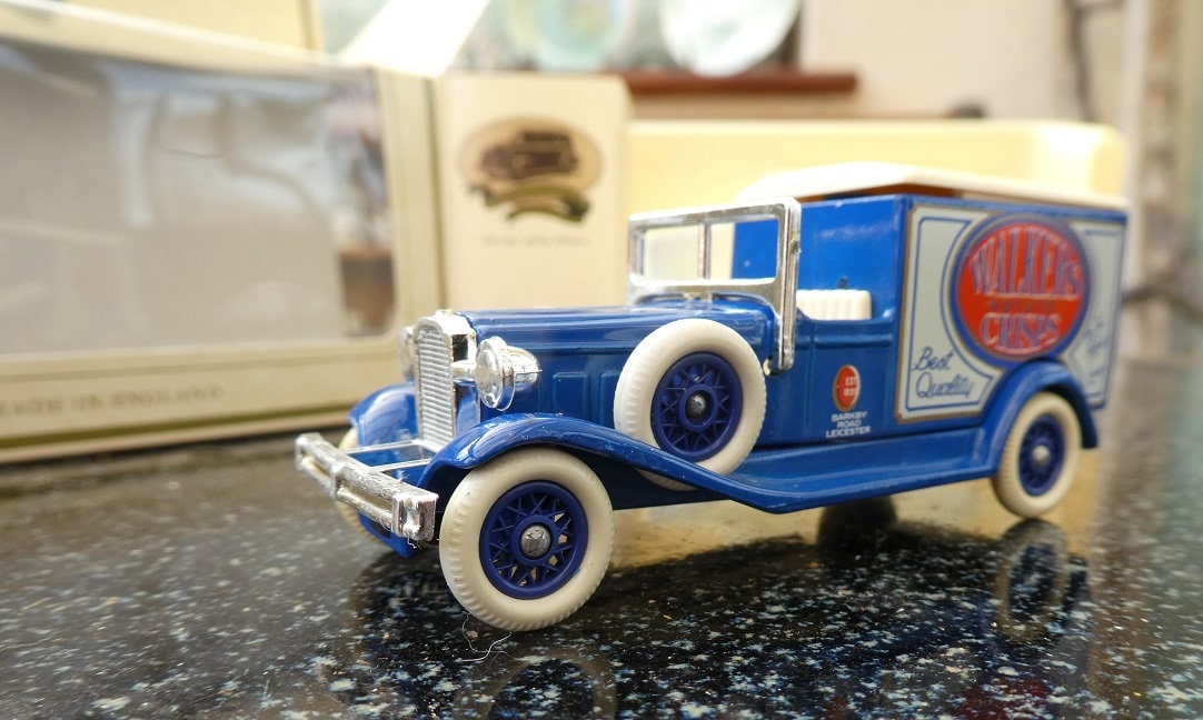 LLEDO PLC Days Gone by Vintage Walkers Crips Lorry Boxed Perfect