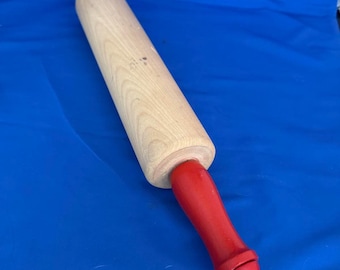 Rodillo de amasar vintage de madera dura con mango rojo, estilo rústico francés.