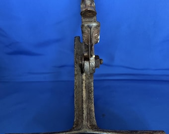 Étau de scie à montage sur établi en fonte vintage des années 1910 des années 1920, classeur réglable à la main