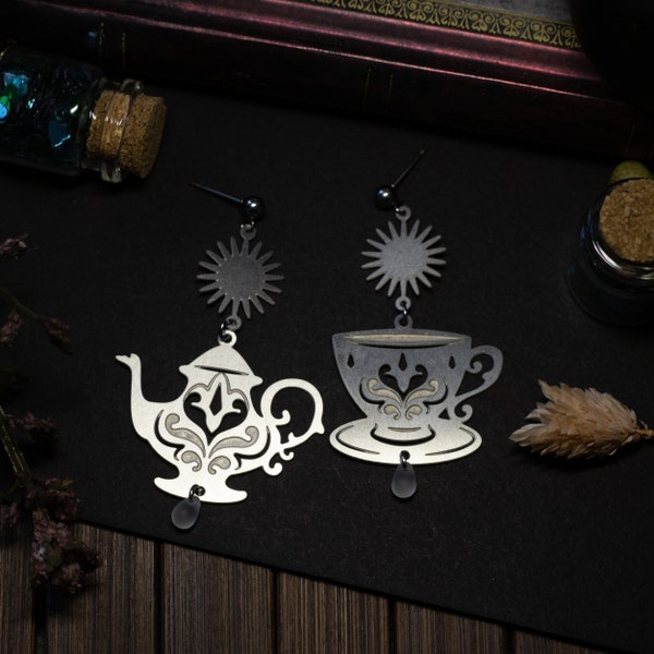 boucles d'oreilles asymétrique tasse et théière hommage alice au pays des merveilles en acier inoxydable