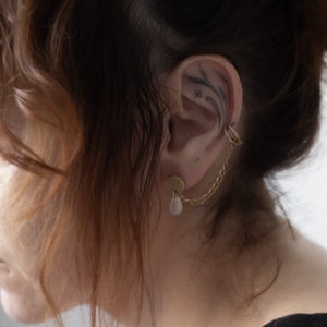 ear cuff - bague d'oreille avec chaîne et perle en laiton